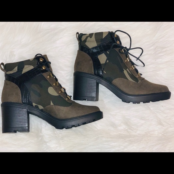 Boots - Picture 3 of 4